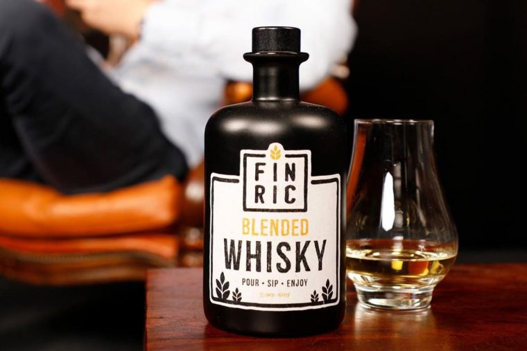 FINRIC Whisky eingeschenkt im Nosingglas