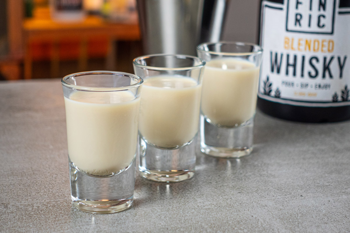 FINRIC Cream Shot - Whisky Shot mit Irish Cream Detail