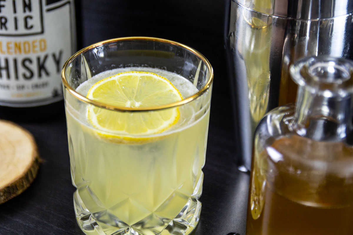 FINRIC Gold Rush - Whisky Cocktail mit Zitronendekoration